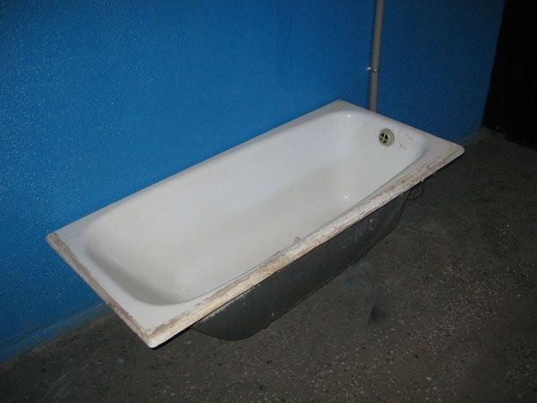 Чугунная ванна бу. Старая чугунная ванна. Железная ванна Старая. Старая стальная ванна. Ванная Советская чугунная.